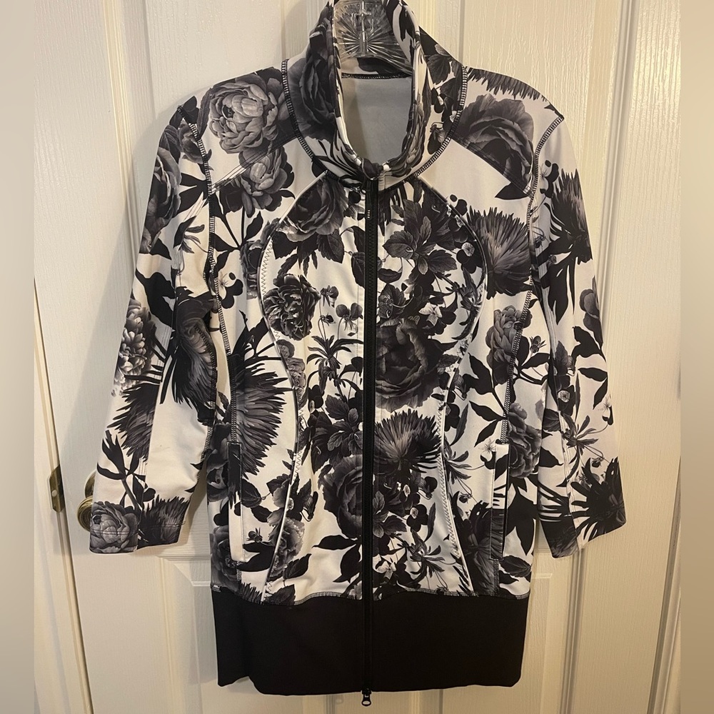Lululemon Jacket Black & White Floral Pattern Zipper Side Pockets Womans Size 8